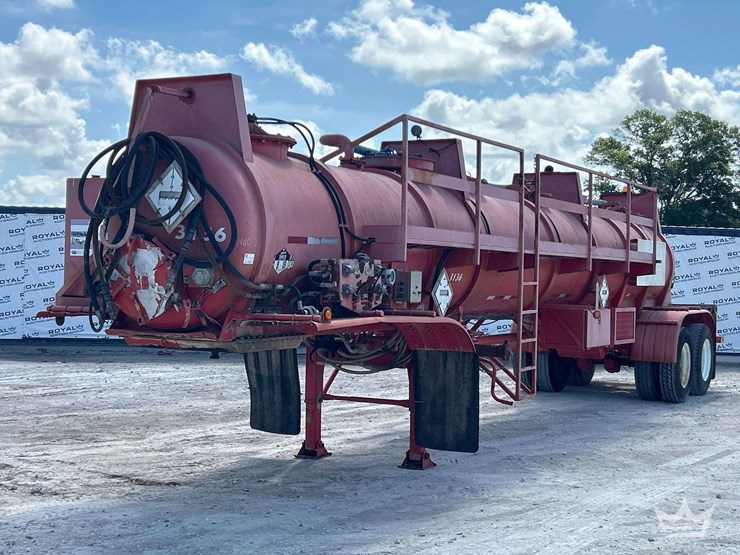 2011-tiger-44ft.-2,000-gallon-t/a-vacuum-tanker-trailer-image-1
