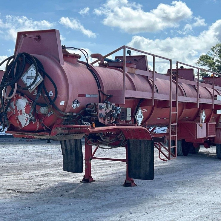 2011 Tiger 44ft. 2,000 Gallon T/A Vacuum Tanker Trailer