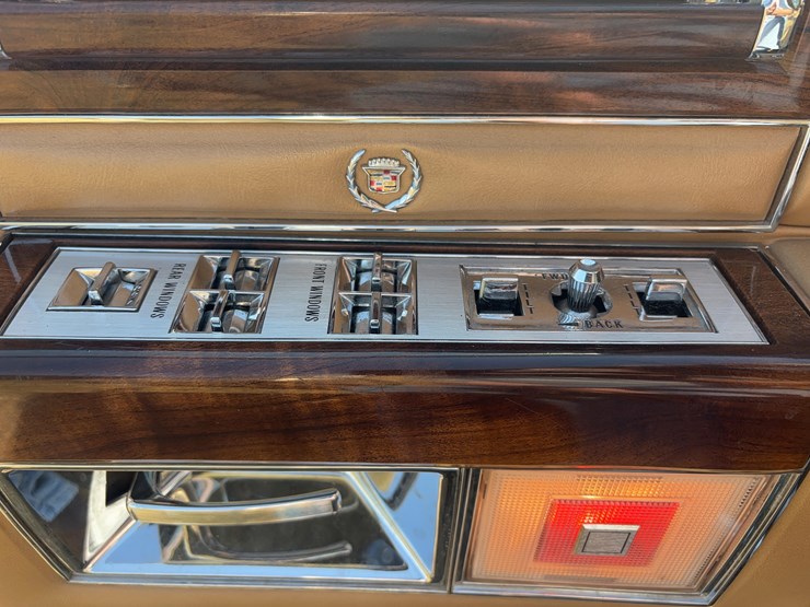 1987-cadillac-sedan-brougham-image-18