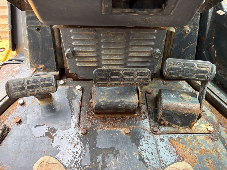 2004-komatsu-d65px-image-10