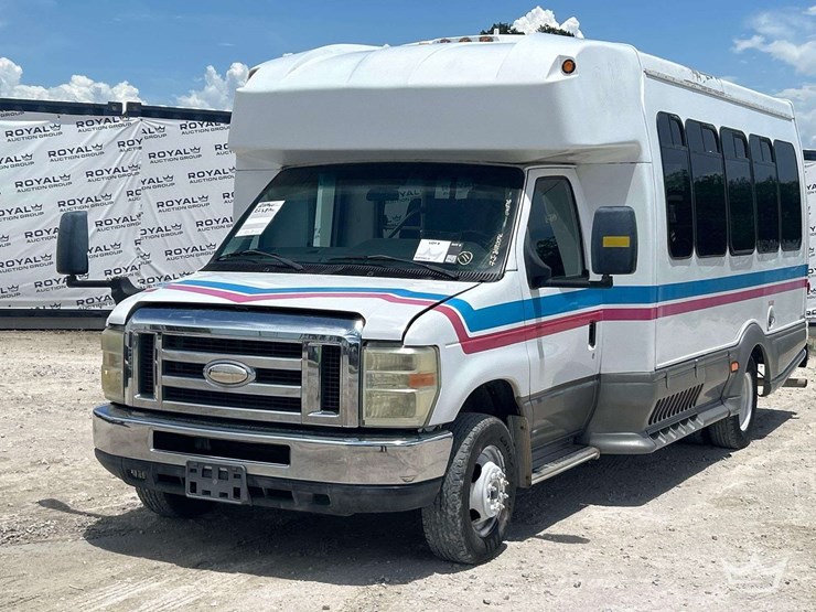 2015-ford-e450-image-1