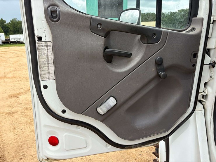 2017-freightliner-s2g-image-13