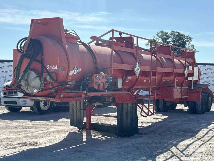 2012-tiger-44ft.-2,000-gallon-t/a-vacuum-tanker-trailer-image-1