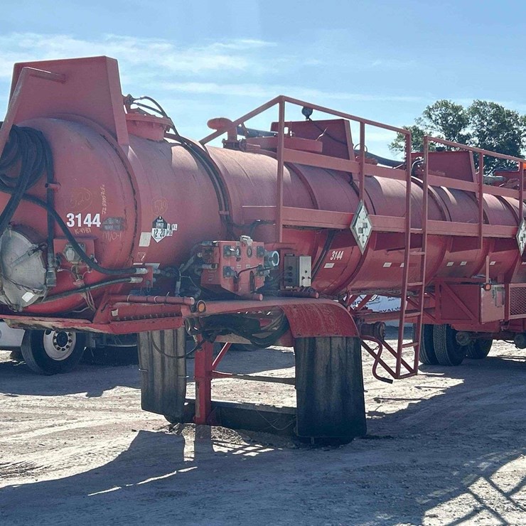 2012 Tiger 44ft. 2,000 Gallon T/A Vacuum Tanker Trailer