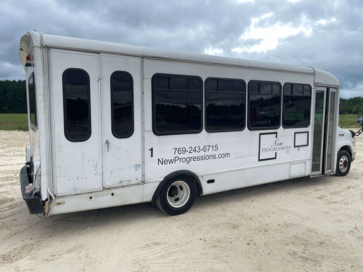 2010-ford-e450-image-3