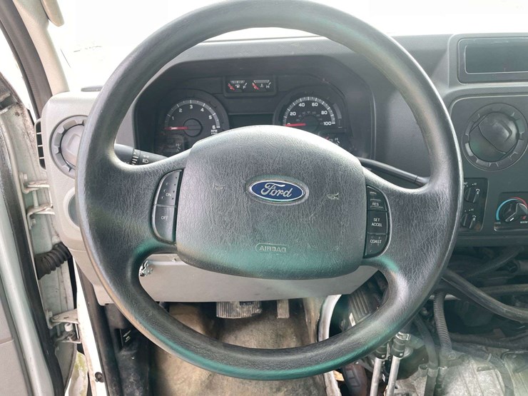 2013-ford-e350-xlt-image-13