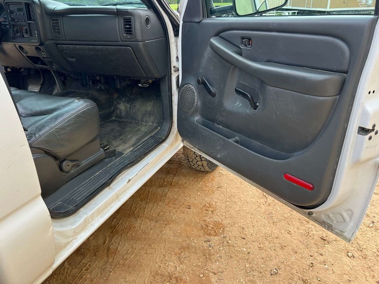 2004-chevrolet-silverado-2500-image-29