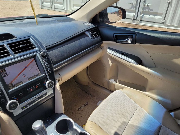 2014-toyota-camry-hybrid-le-sedan-4d-image-20