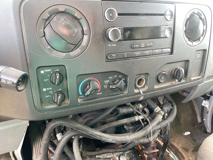 2013-ford-e350-xlt-image-14