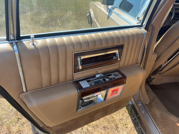1987-cadillac-sedan-brougham-image-10