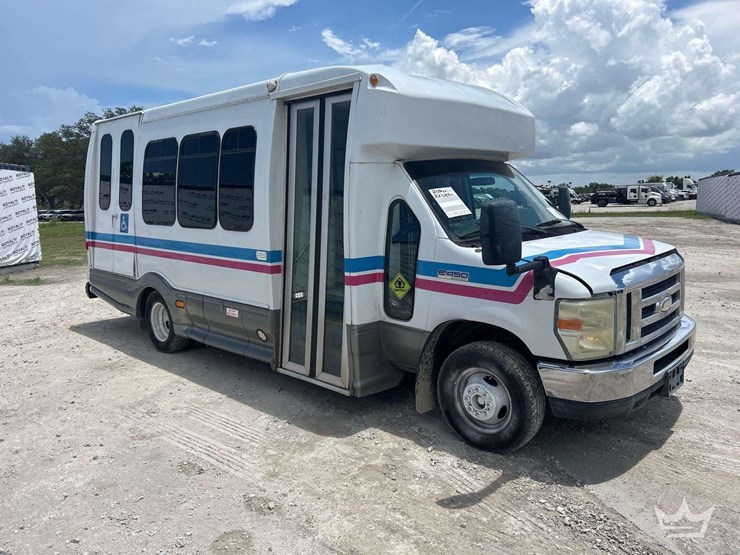 2015-ford-e450-image-2