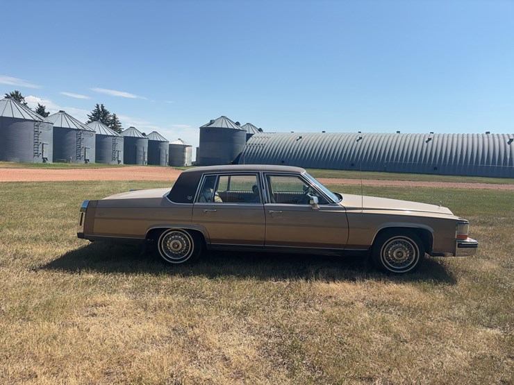1987-cadillac-sedan-brougham-image-4