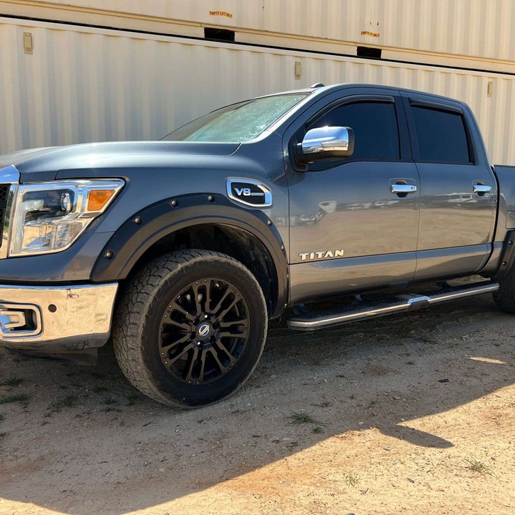 2017 NISSAN TITAN