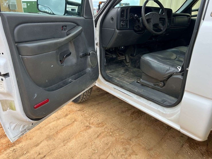 2004-chevrolet-silverado-2500-image-18