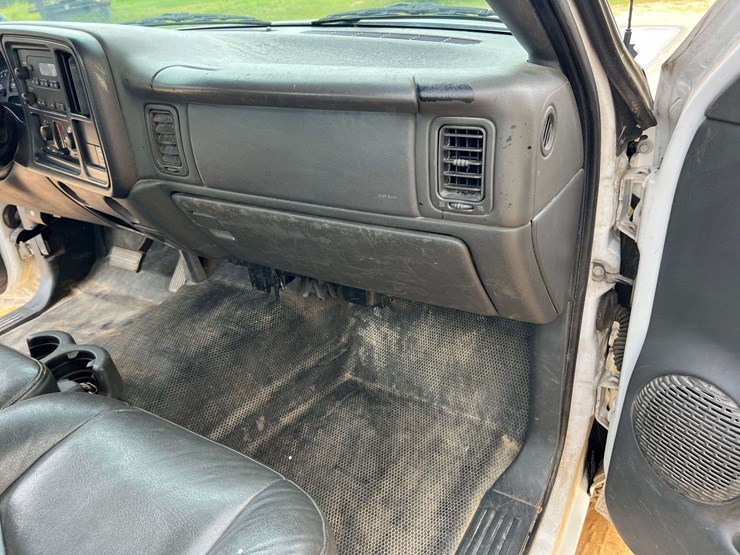 2004-chevrolet-silverado-2500-image-32
