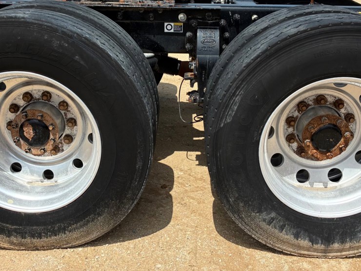 2016-peterbilt-365-image-12