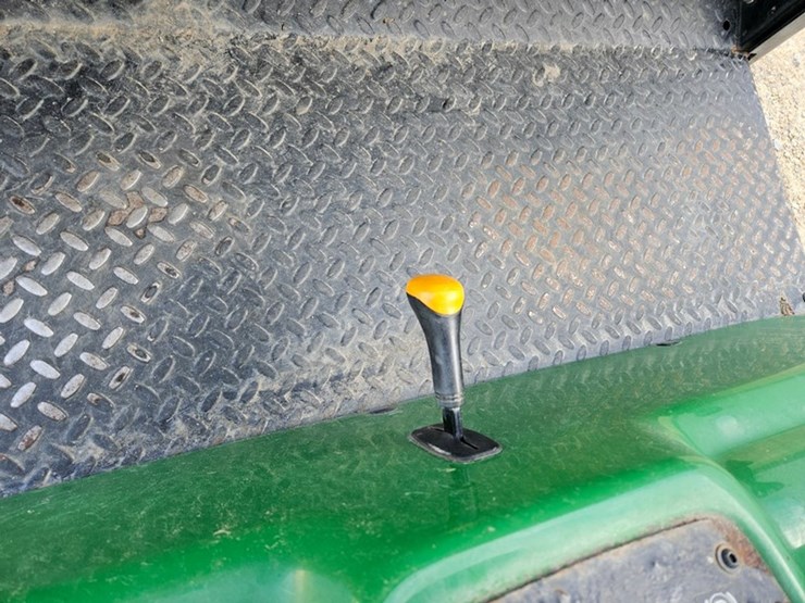 2020-john-deere-gator-image-21