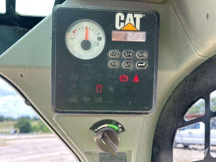 caterpillar-232d-compact-wheel-loader-skid-steer-image-9