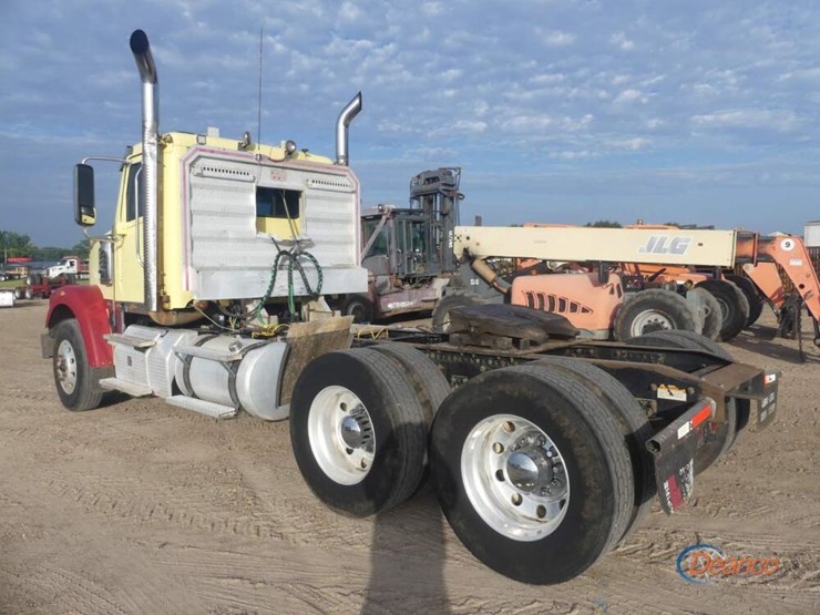 2016-freightliner-122sd-image-3