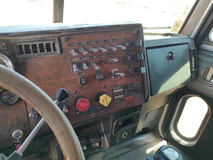 1996-peterbilt-377-image-34