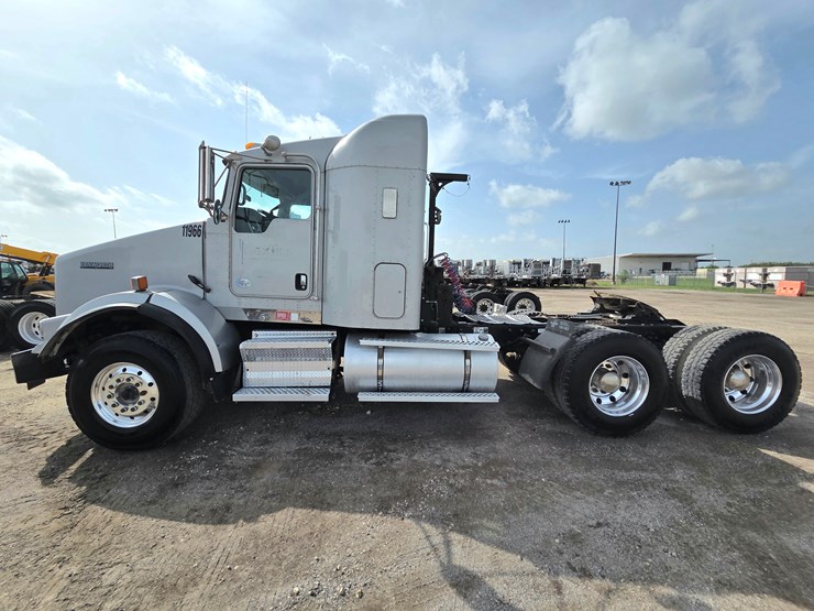 2015-kenworth-t800-image-1