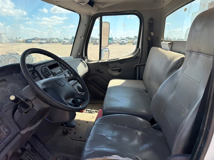 2016-freightliner-m2-106-image-13