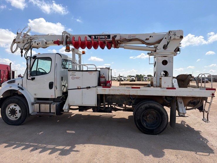 2016-freightliner-m2-106-image-12