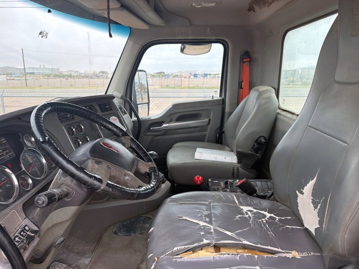2016-kenworth-t880-image-15