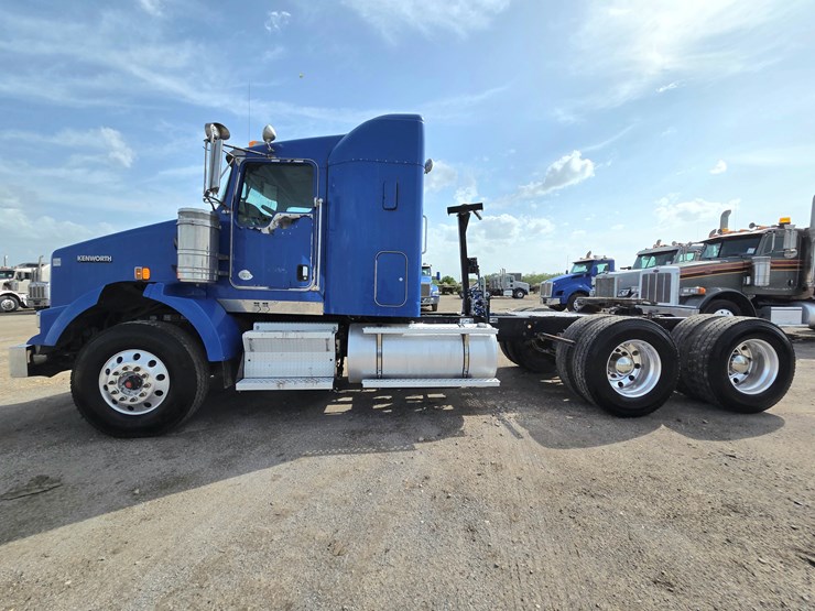 2013-kenworth-t800-image-1