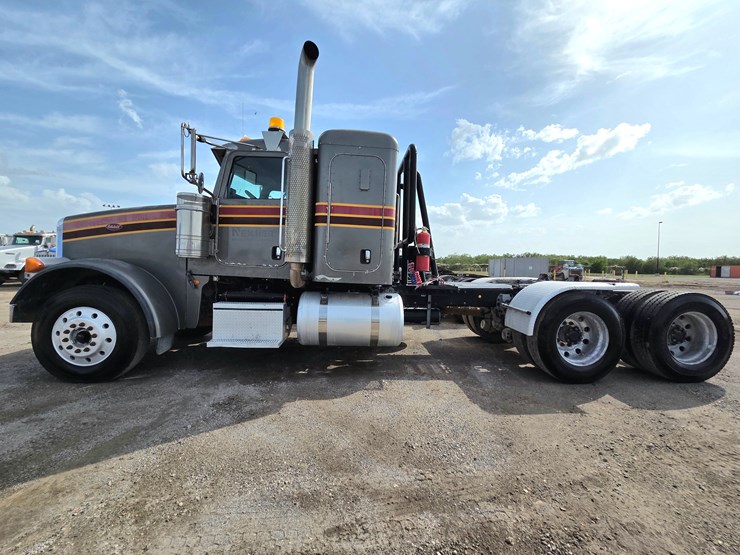2012-peterbilt-367-image-1