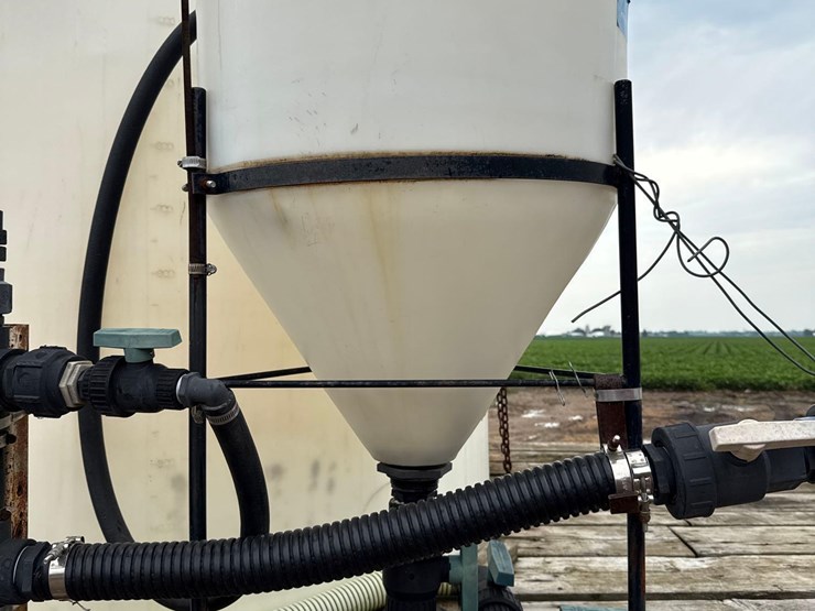 9ft-x-20-1/2ft-wooden-flatbed-w/-poly-tanks-&-pump-image-31