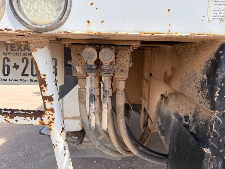 2016-freightliner-m2-106-image-9