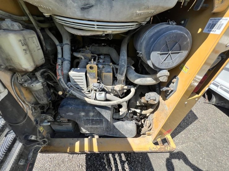 2015-caterpillar-246d-image-11