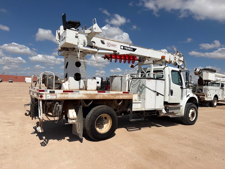 2016-freightliner-m2-106-image-6