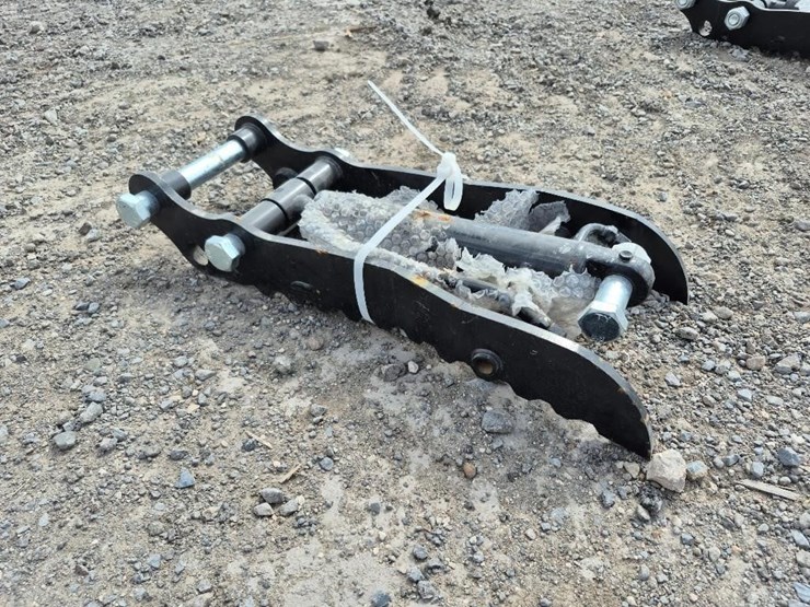 2025-future-excavator-hydraulic-thumb-image-1