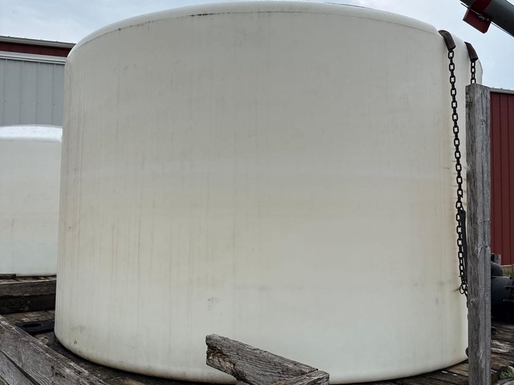 9ft-x-20-1/2ft-wooden-flatbed-w/-poly-tanks-&-pump-image-11