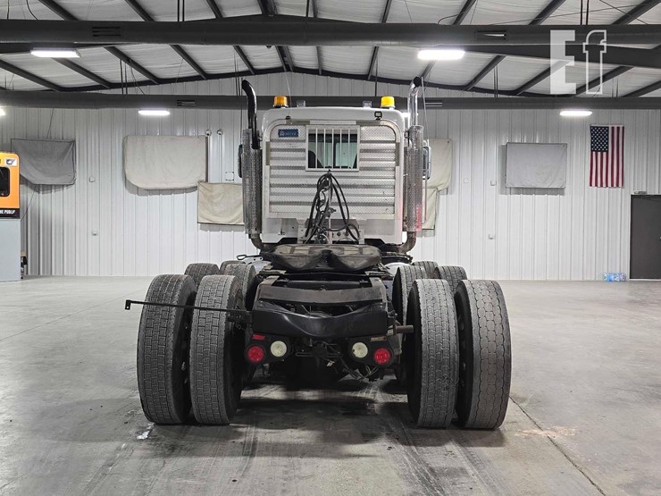 2013-peterbilt-386-image-8
