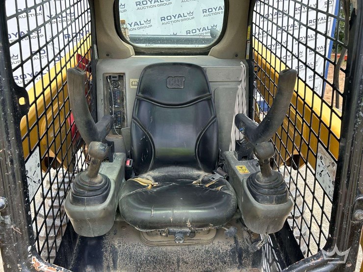caterpillar-232d-compact-wheel-loader-skid-steer-image-8