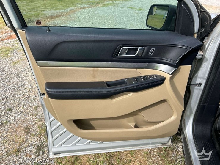 2016-ford-explorer-image-11