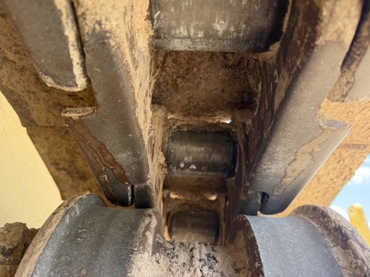 2017-caterpillar-d8t-image-7