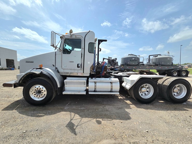 2012-kenworth-t800-image-2