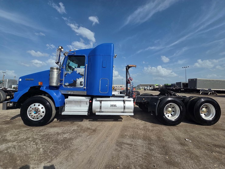 2013-kenworth-t800-image-1