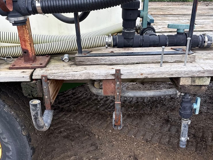 9ft-x-20-1/2ft-wooden-flatbed-w/-poly-tanks-&-pump-image-30