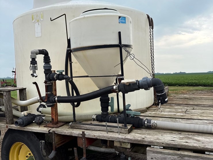 9ft-x-20-1/2ft-wooden-flatbed-w/-poly-tanks-&-pump-image-29