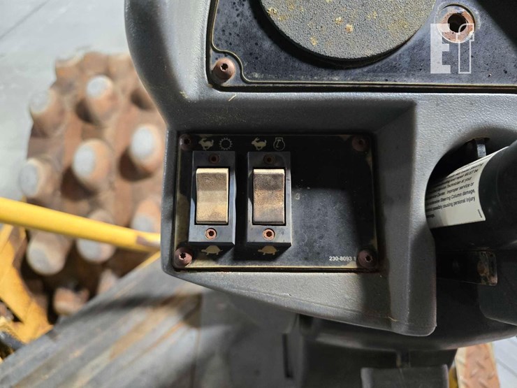 2004-caterpillar-cp-563e-image-12