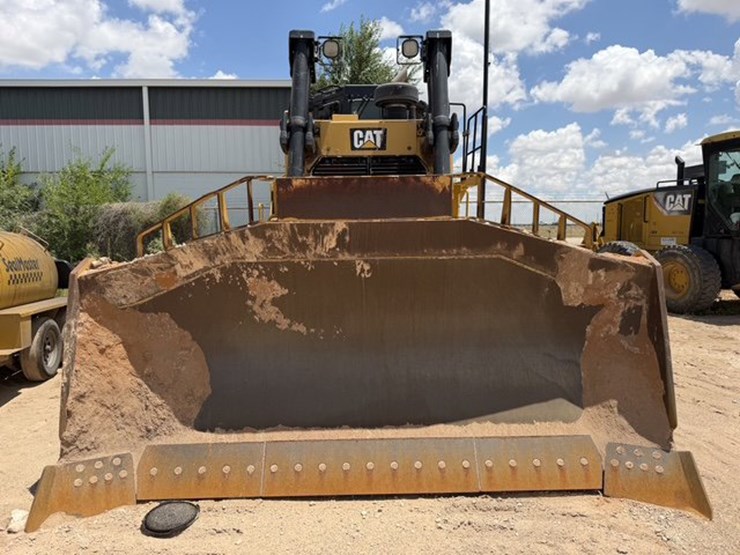 2017-caterpillar-d8t-image-2