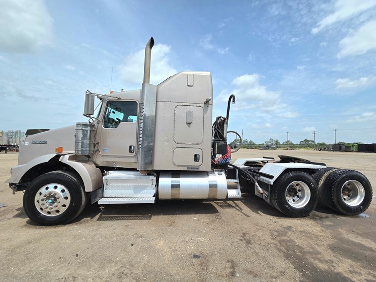 2013-kenworth-t800-image-1