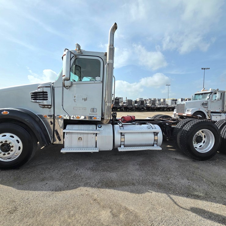 2012 FREIGHTLINER 122SD
