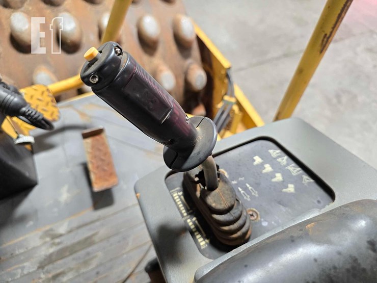 2004-caterpillar-cp-563e-image-13