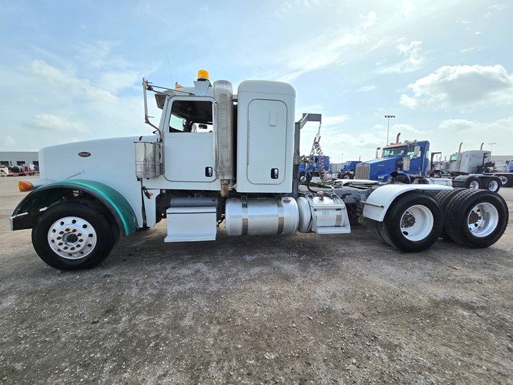 2012-peterbilt-367-image-1